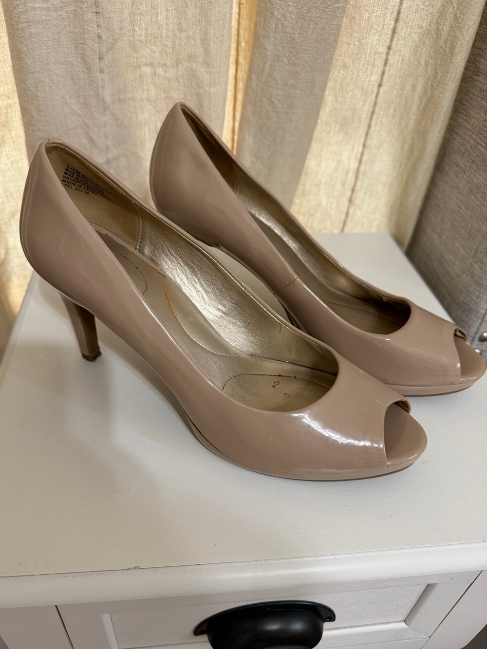 BANDOLINO Taupe Patent Peep-Toe Heels